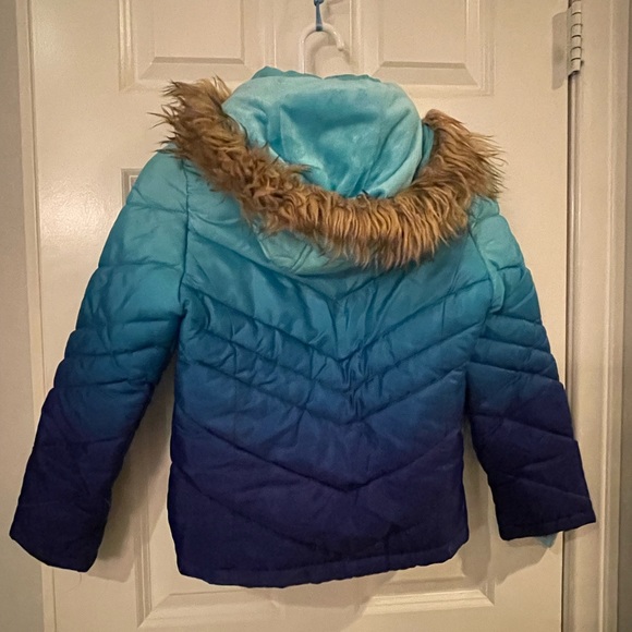 So , Size 7/8 Ombre blue / green puffer jacket Faux fur hood is removable - Picture 6 of 6